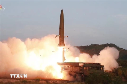 Tên lửa tầm ngắn được phóng thử trên Bán đảo Hodo, gần thị trấn ven biển phía Đông Wonsan của Triều Tiên ngày 25/7. (Ảnh: YONHAP/TTXVN)