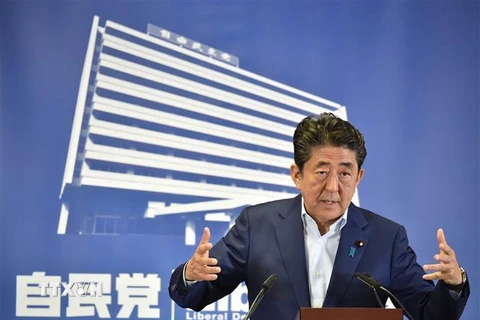 Thủ tướng Nhật Bản Shinzo Abe phát biểu trong cuộc họp báo tại trụ sở đảng LDP tại Tokyo. (Ảnh: AFP/TTXVN)
