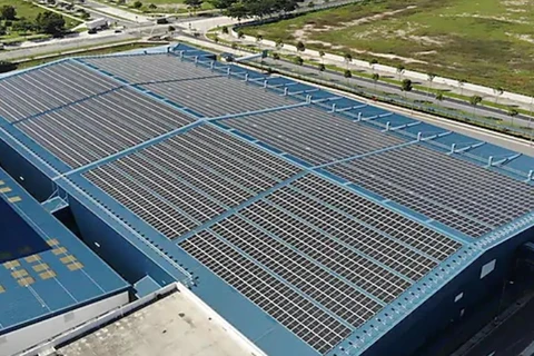 Shell hiện đang lắp đặt các hệ thống pin năng lượng Mặt Trời ở bảy nhà máy. (Nguồn: vulcanpost.com)