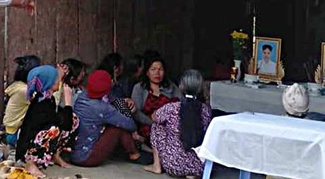 Gia đình tổ chức tang lễ cho hai vợ chồng xấu số. (Nguồn: baokontum.com.vn)