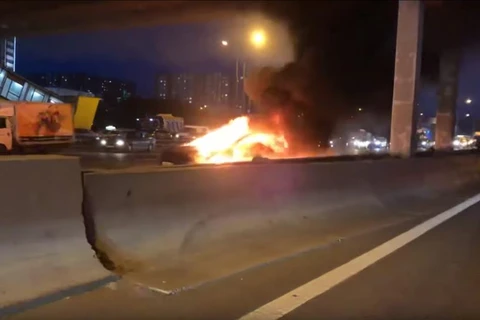 Chiếc xe Tesla bốc cháy bên vệ đường. (Nguồn: rt.com)