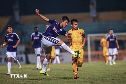 Pha phá bóng ngay trong chân cầu thủ Thanh Hóa FC của hậu vệ Duy Mạnh. (Ảnh: Trọng Đạt/TTXVN)