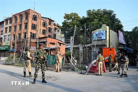 Binh sỹ bán quân sự Ấn Độ tuần tra trong thời gian áp đặt lệnh giới nghiêm tại Srinagar ngày 5/8. (Ảnh: AFP/TTXVN)