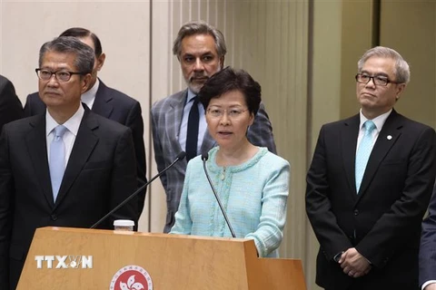Trưởng Đặc khu Hành chính Hong Kong (Trung Quốc) Lâm Trịnh Nguyệt Nga (giữa) phát biểu trong cuộc họp báo tại Hong Kong, Trung Quốc. (Ảnh: THX/TTXVN)