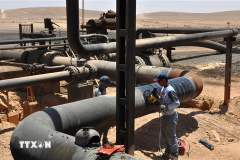 Đường ống dẫn dầu tại cơ sở lọc dầu Arak, cách thành phố Palmyra ở tỉnh Homs, Syria. (Ảnh: AFP/TTXVN)