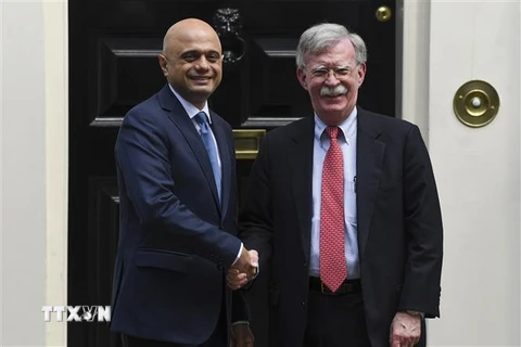 Cố vấn An ninh quốc gia Mỹ John Bolton (phải) trong cuộc gặp Bộ trưởng Tài chính Anh Sajid Javid tại London, ngày 13/8. (Ảnh: THX/TTXVN)