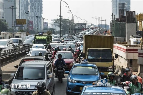 Các phương tiện di chuyển trên đường phố tại Jakarta, Indonesia. (Ảnh: AFP/TTXVN)