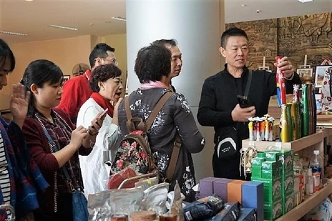 Khách du lịch Trung Quốc mua hàng tại Bảo tàng Đà Nẵng. (Nguồn: baoquangninh.com.vn)