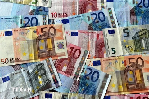 Các đồng tiền giấy euro tại ngân hàng ở Lille, Pháp. (Ảnh: AFP/TTXVN)