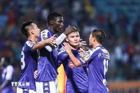 Quang Hải mở tỷ số giúp Hà Nội FC dẫn trước SHB Đà Nẵng. (Ảnh: Trọng Đạt/TTXVN)