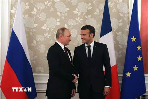 Tổng thống Nga Vladimir Putin (trái) và người đồng cấp Pháp Emmanuel Macron (phải) tại cuộc gặp ở Osaka, Nhật Bản, ngày 28/6. (Ảnh: AFP/TTXVN)