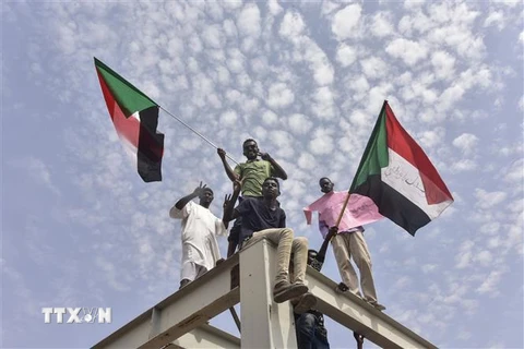 Người dân Sudan vui mừng sau lễ ký Tuyên bố Hiến pháp. (Ảnh: THX/TTXVN)
