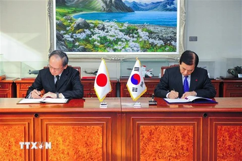 Bộ trưởng Quốc phòng Hàn Quốc Han Min-Koo (phải) và Đại sứ Nhật Bản tại Hàn Quốc Yasumasa Nagamine (trái) ký thỏa thuận chia sẻ thông tin tình báo quân sự song phương tại Seoul ngày 23/11/2016. (Ảnh: AFP/TTXVN)