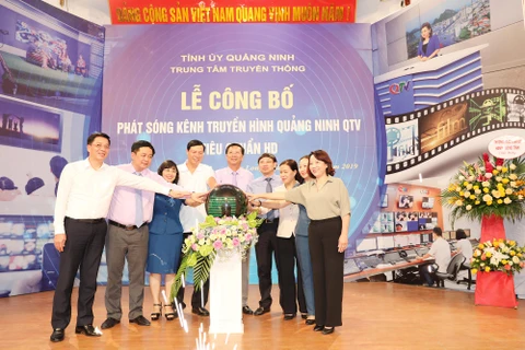 Các đại biểu bấm nút khai trương kênh truyền hình QTV tiêu chuẩn HD. (Nguồn: baoquangninh.com.vn)