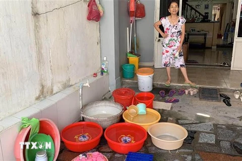 Một hộ dân phường An Hải Bắc, quận Sơn Trà, thành phố Đà Nẵng, phải dùng toàn bộ dụng cụ đựng nước của gia đình như xô, chậu, nồi để hứng nước vào ban đêm nhưng vẫn thiếu. (Ảnh: Quốc Dũng/TTXVN)