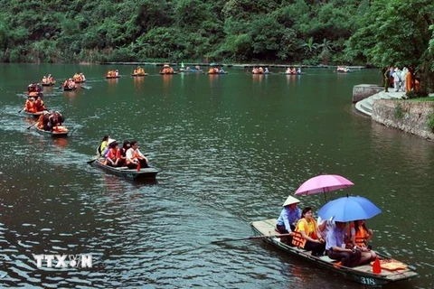Du khách tham quan danh thắng Tràng An, tỉnh Ninh Bình. (Ảnh: Nguyễn Dân/TTXVN)