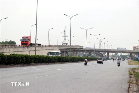 Nút giao lập thể tại điểm giao cắt giữa đường sắt Hà Nội-Hải Phòng, Quốc lộ 5 và đường 390. (Ảnh: Mạnh Tú/TTXVN)