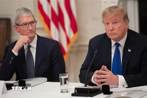 Tổng thống Mỹ Donald Trump (phải) trong cuộc gặp Giám đốc điều hành Tập đoàn công nghệ điện tử Apple Tim Cook (trái). (Ảnh: AFP/TTXVN)