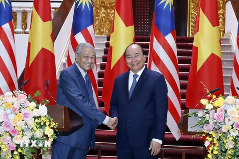 Thủ tướng Nguyễn Xuân Phúc và Thủ tướng Malaysia Mahathir Mohamad chủ trì buổi họp báo. (Ảnh: Thống Nhất/TTXVN)