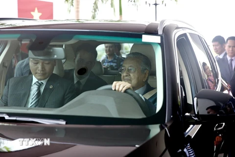 Thủ tướng Malaysia Mahathir Mohamad lái thử mẫu xe Vinfast. Ảnh: Dương Giang/TTXVN)