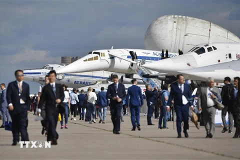 Du khách thăm quan tại Triển lãm hàng không-vũ trụ quốc tế MAKS-2019 ở Zhukovsky, Nga. (Ảnh: AFP/TTXVN)