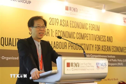 Ông Tan Khee Giap, Chủ tịch Ủy ban hợp tác kinh tế châu Á-Thái Bình Dương của Singapore, phát biểu khai mạc diễn đàn. (Ảnh: Xuân Vịnh/TTXVN)