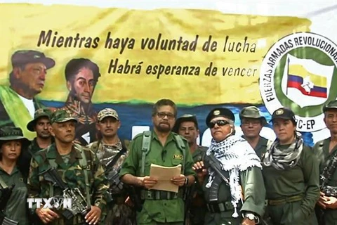 Cựu thủ lĩnh FARC Ivan Marquez (giữa) và Jesus Santrich (thứ 4, phải) tuyên bố bắt đầu một cuộc đấu tranh vũ trang mới và rút khỏi thỏa thuận hòa bình ký kết với Chính phủ Colombia năm 2016, tại một địa điểm bí mật. (Ảnh: AFP/TTXVN)