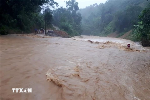 Mưa lớn gây ngập lụt tại huyện miền núi Thường Xuân. (Ảnh: Đình Nam/TTXVN)