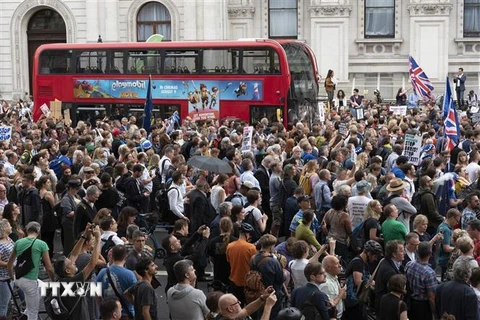 Hàng nghìn người tập trung tại các quảng trường ở nhiều thành phố trên cả nước Anh để phản đối kế hoạch của Thủ tướng Boris Johnson hoãn lịch trình làm việc của Hạ viện nước này. (Ảnh: THX/TTXVN)