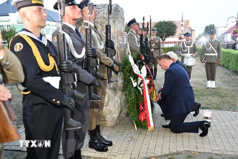 Tổng thống Ba Lan Andrzej Duda (phía trước) và Tổng thống Đức Frank-Walter Steinmeier (phía sau) đặt hoa tưởng nhớ các nạn nhân tại lễ tưởng niệm nhân dịp 80 năm ngày nổ ra Chiến tranh Thế giới 2, ở thành phố Wielun, Ba Lan. (Ảnh: PAP/TTXVN)