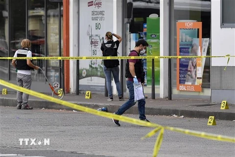 Cảnh sát phong tỏa hiện trường vụ tấn công bằng dao ở Villeurbanne, ngoại ô Lyon (Pháp). (Ảnh: AFP/TTXVN)