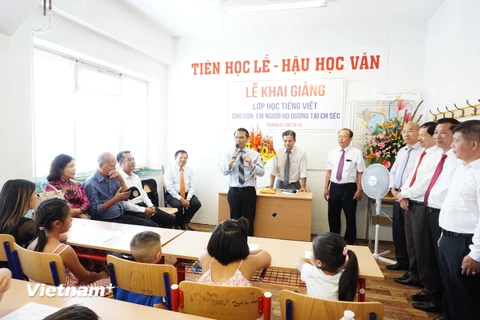 Ông Nguyễn Duy Nhiên - Chủ tịch Hội người Việt Nam tại Cộng hòa Séc - phát biểu. (Ảnh: Hồng Kỳ/Vietnam+)