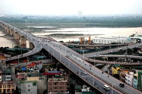 Cầu Vĩnh Tuy. (Ảnh: Huy Hùng/TTXVN)