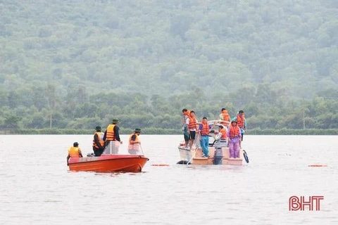 Lực lượng cứu hộ, cứu nạn huyện Nghi Xuân tham gia trục vớt thi thể các nạn nhân. (Nguồn: Báo Hà Tĩnh)