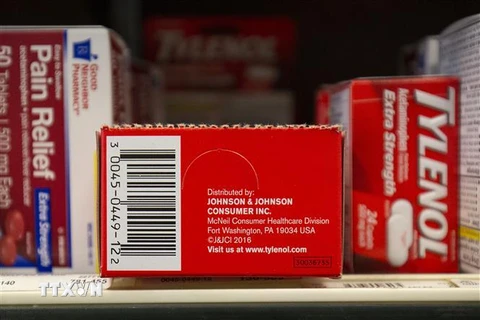 Thuốc giảm đau do hãng Johnson & Johnson sản xuất được bày bán tại hiệu thuốc ở Washington, DC, Mỹ. (Ảnh: AFP/TTXVN)