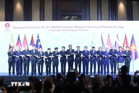 Thủ tướng Thái Lan Prayut Chan-o-cha chụp ảnh chung với các trưởng đoàn. (Ảnh: Ngọc Quang/TTXVN)