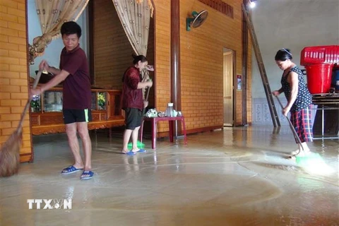 Người dân Quảng Bình dọn dẹp khắc phục hậu quả lũ lụt. (Ảnh: Đức Thọ/TTXVN)