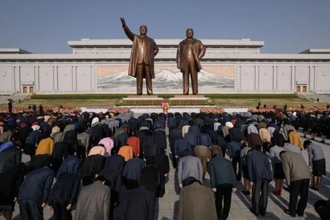 Người dân và quân nhân đã tới đặt hoa trước tượng đài cố Chủ tịch Kim Nhật Thành và cố lãnh đạo Kim Jong Il. (Nguồn: AFP)
