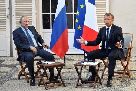 Tổng thống Nga Vladimir Putin và người đồng cấp Pháp Emmanuel Macron. (Nguồn: yahoo.com)