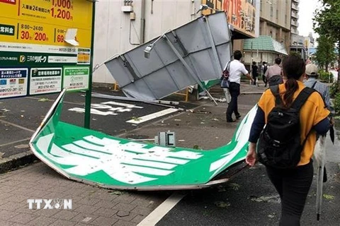 Gió lớn do ảnh hưởng của siêu bão Faxai phá hỏng nhiều biển hiệu ở Tokyo, Nhật Bản. (Ảnh: REUTERS/TTXVN)