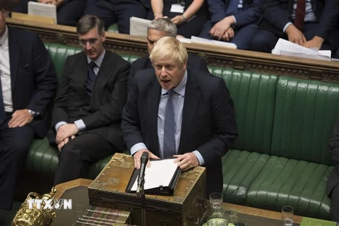 Thủ tướng Anh Boris Johnson (giữa) phát biểu tại cuộc họp Quốc hội ở London, Anh. (Ảnh: THX/TTXVN)
