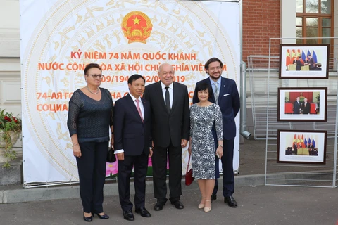 Đại sứ Đặc mệnh toàn quyền Việt Nam tại Liên bang Nga Ngô Đức Mạnh (thứ 2 từ trái sang) và ông Mikhain Shvydkoi, Đặc phái viên của Tổng thống Nga về hợp tác văn hóa quốc tế (thứ 3 từ trái sang). (Ảnh: Duy Trinh/TTXVN) 