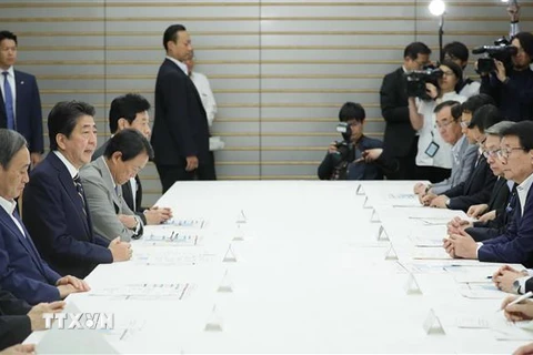 Thủ tướng Nhật Bản Shinzo Abe (thứ 3, trái) phát biểu tại cuộc họp nội các ở Tokyo. (Ảnh: AFP/TTXVN)