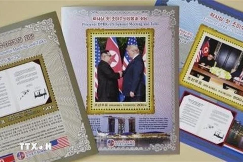 Bộ tem kỷ niệm cuộc gặp thượng đỉnh Mỹ-Triều Tiên lần đầu tiên được bán tại thủ đô Bình Nhưỡng, Triều Tiên. (Ảnh: Kyodo/TTXVN)