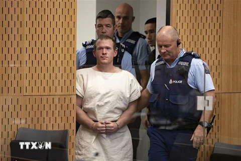 Nghi phạm Brenton Tarrant (giữa) tại phiên tòa ở Christchurch, New Zealand. (Ảnh: AFP/TTXVN)