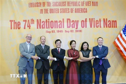 Đại sứ Việt Nam tại Mỹ Hà Kim Ngọc và Phu nhân chụp ảnh chung với Hạ nghị sỹ Rick Larsen (ngoài cùng bên trái), Trợ lý Ngoại trưởng phụ trách Đông Á-Thái Bình Dương David Stilwell (thứ hai từ trái sang) và Phó Trợ lý Tổng thống Mỹ, Giám đốc cao cấp phụ tr