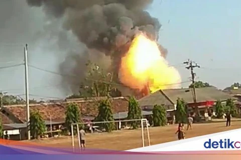 Lửa bốc lên từ vụ nổ. (Nguồn: newsbeezer.com)