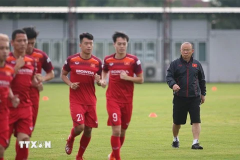 Huấn luyện viên Park Hang Seo và các cầu thủ Việt Nam trong một buổi tập. (Ảnh: Ngọc Linh/TTXVN)
