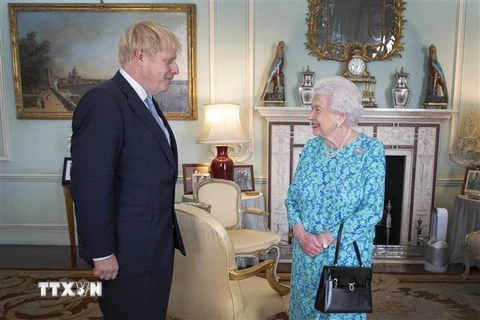 Thủ tướng Anh Boris Johnson (trái) diện kiến Nữ hoàng Anh Elizabeth II tại Cung điện Buckingham ở London. (Ảnh: AFP/TTXVN)