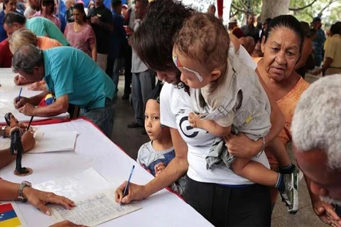 Người dân Venezuela ký tên phản đối các biện pháp bao vây kinh tế mà chính phủ Mỹ. (Nguồn: Prensa Latina)
